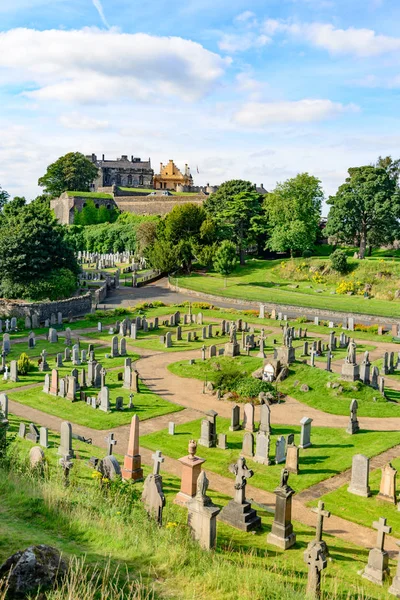 斯特林 苏格兰 2016年8月15日 斯特林城堡和圣洁粗鲁中世纪教会公墓 — 图库照片