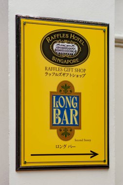 Singapur - 07 Ekim 2016: Raffles Hotel, Singapore uzun çubuk kendisini tabela