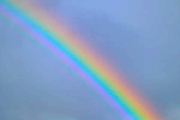 Arco Iris Brillante Contra Cielo Azul — Foto de Stock