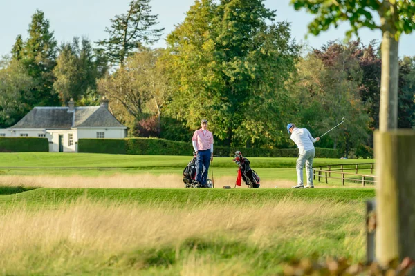 苏格兰 2016年10月03日 两名男子在 Perthshire 苏格兰的鹰角酒店打高尔夫球 — 图库照片