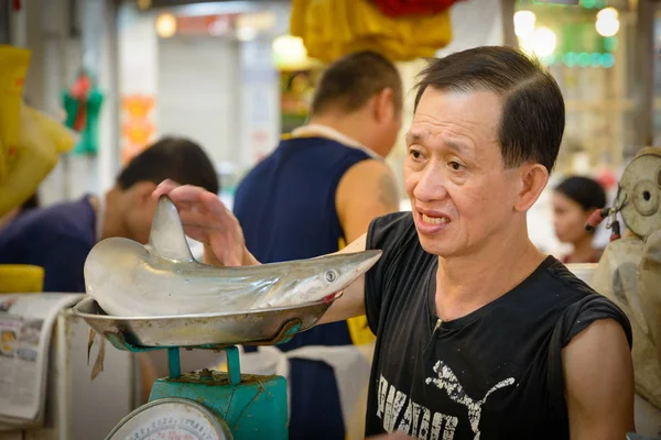 新加坡城市 新加坡 2016年10月08日 在新加坡市场上卖小鲨鱼的人 — 图库照片