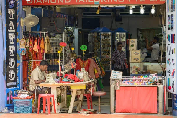 新加坡 新加坡 2016年10月08日 在新加坡城市路边商店做裁缝的人 — 图库照片
