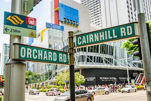 シンガポール シンガポール 2016 オーチャード ロードとシンガポール中心地にケアンヒル道路の合流道路標識 — ストック写真