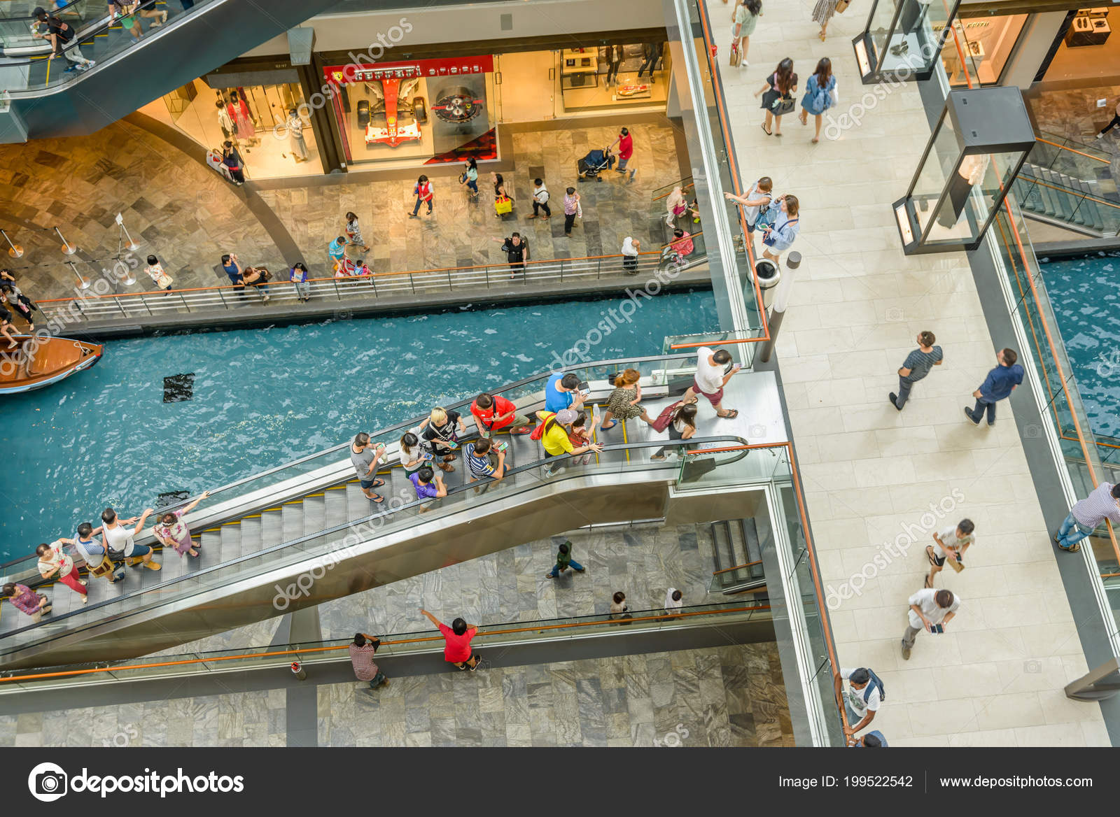 新加坡2016年10月09日新加坡滨海湾金沙酒店购物中心内饰—— 库存社论照片© Cornfield #199522542