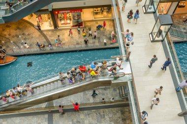 Singapur - 09 Ekim 2016: alışveriş merkezi Marina Bay Sands Hotel, Singapore, iç