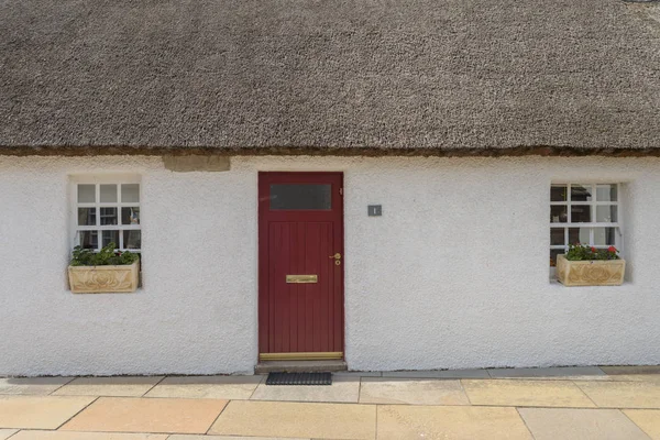 Glamis, İskoçya - 19 Haziran 2018: Geri yüklenen yazlık thatched çatı Glamis köy ile