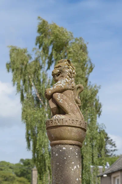 aslan heykeli Mercat çarmıhta Glamis Köyü, Angus, İskoçya