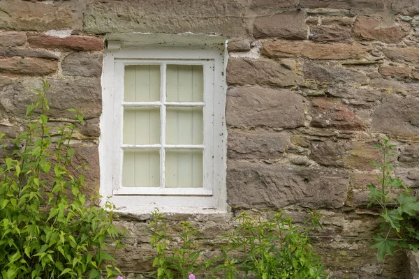 苏格兰安格斯格拉姆斯村石建平房窗口细节 — 图库照片
