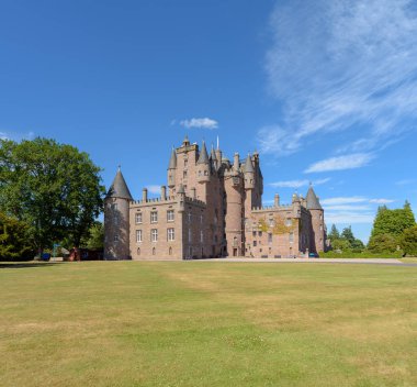 Glamis kale İskoçya'da görünümünü. Glamis Castle Angus Glamis köyü yakınlarında bulunmaktadır. Earl ve Strathmore ve Kinghorne'un Kontesi evi ve halka açık.