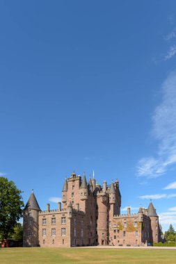 Glamis kale İskoçya'da görünümünü. Glamis Castle Angus Glamis köyü yakınlarında bulunmaktadır. Earl ve Strathmore ve Kinghorne'un Kontesi evi ve halka açık.