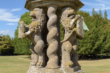 Aslan detaylar, Angus, İskoçya'da Glamis kale arazisinde oyulmuş bir güneş saati bir parçası. Kalenin Earl ve Strathmore ve Kinghorne'un Kontesi evi ve halka açık.