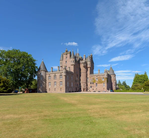 格拉姆斯城堡的看法在苏格兰 格拉姆斯城堡坐落在安格斯格拉姆斯村附近 它是伯爵和伯爵夫人史崔摩和 Kinghorne 并开放给公众 — 图库照片
