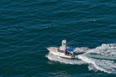 Batı baş, Avustralya - 15 Ekim 2016: Batı kafasına Hawkesbury River Haliç dönen A Topaz 40 eğlence balıkçı teknesi.
