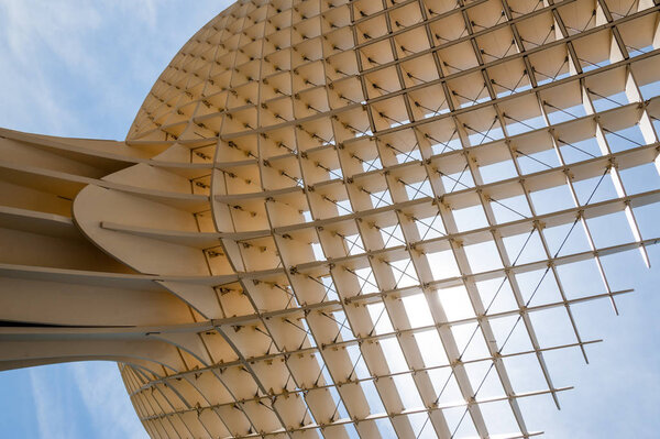 СЕВИЛЛА, Испания - 24 мая 2012 года: Здание зонтичного зонтика Метрополь в Севилье, Испания
