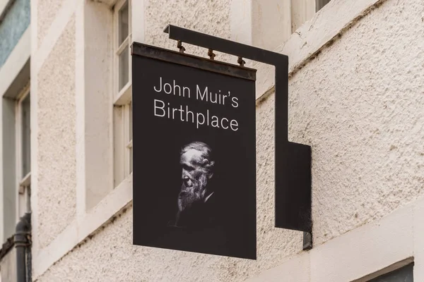 ダンバー スコットランド 2018 ジョン ミューアの生誕地ダンバー スコットランドの建物の入口の標識です ジョン ミューアとして 父のアメリカ国立公園 知られていた — ストック写真
