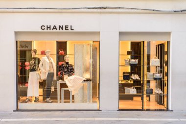 Venice, İtalya - 24 Ekim 2018: shopfront lüks giyim markasının Chanel Merkezi Venedik.