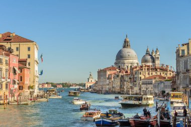 Venice, İtalya - 24 Ekim 2018: Görünüm, Grand Canal Santa Maria della Salute kilise ile arka plan üzerinde.