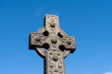 İyi oyulmuş kelt haçı mezar taşı memorial Scotland Stirling kalesinde yakın üst.