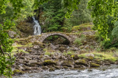 Eski Roma Köprüsü ve şelaleler Glen Lyon, Perthshire, Iskoçya.