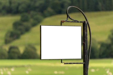 Yol kenarındaki boş alanı kırsal tarım arazileri konum işaretiyle.