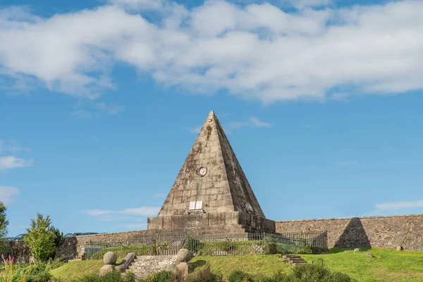 是苏格兰斯特灵城堡附近的考文垂公墓中的一座巨大的砂岩灰石金字塔 — 图库照片