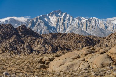 Lone Pine California USA yakınlarındaki Alabama Hills Eastern Sierra Nevada Dağları.