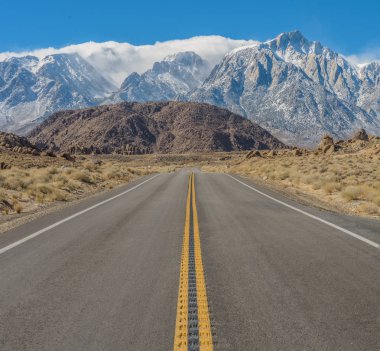 Whitney Portal yol Lone Pine Alabama Hills doğru.