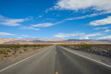 Devlet Route 190 Stovepipe Wells yakınında Ölüm Vadisi üzerinden