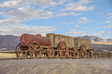 Yirmi-katır-team Death Valley, California boraks maden eserlerinde malzeme taşımak için kullanılan vagonlar kalıntıları.