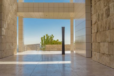 Los Angeles, California - 07 Şubat 2018: Los Angeles'ta Getty Merkezi'nde açık ülke çapında manzaralı bir minimalist Teras.