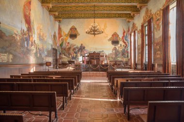 Santa Barbara, Kaliforniya - 07 Şubat 2018: Santa Barbara Bölge adliye, California duvar Odaya.