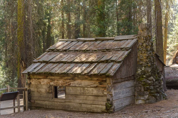 Tarihi Gamlin kabin Sequoia Ulusal Parkı'nda.
