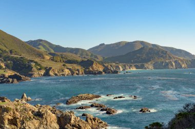 Rocky Creek Köprüsü ve Pasifik Sahili otoyolu, Kaliforniya 'daki Big Sur yakınlarındaki ABD.