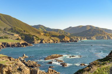 Rocky Creek Köprüsü ve Pasifik Sahili otoyolu, Kaliforniya 'daki Big Sur yakınlarındaki ABD.
