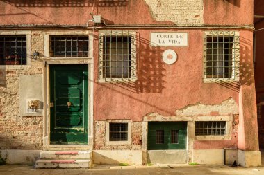 Giriş tipik Apartments'e benzeyen Vencie, İtalya.