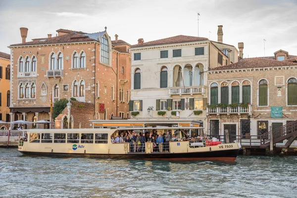 Venice Italy October 2018 Busy Vaporetti Canal Bus Leaving Rezzonico — Stock Photo, Image