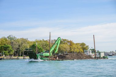 Venedik, İtalya-25 Ekim 2018: yakın gemide kazıcı ile tarak Barge.