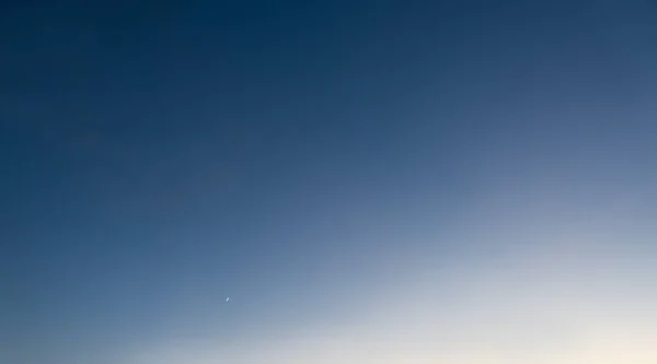 Crescent Moon Graduated Blue Sky — Stock Photo, Image