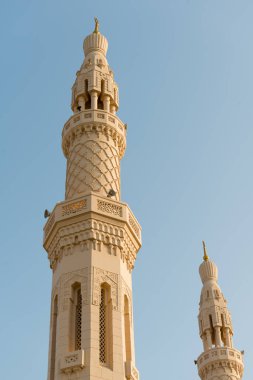 Dubai, BAE 'de Sheikh Mohammed Kültür Merkezi 'ndeki Jumeirah büyük camii minaresi.