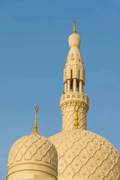 阿拉伯联合酋长国迪拜谢赫 穆罕默德文化破坏中心的Jumeirah大清真寺的尖塔和圆顶 — 图库照片