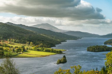 Loch Tummel, Queens View Ziyaretçi Merkezi'ndeki bakış açısından görülen ikonik Schiehallion'a doğru.