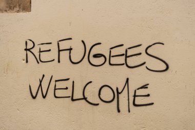 Duvarda siyasi slogan 