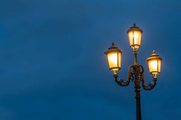 Luci Stradali Illuminate Venezia Contro Cielo Blu Della Sera — Foto Stock