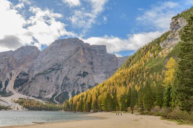 Lago di Braies gölet, Dolomites, South Tyrol, İtalya.