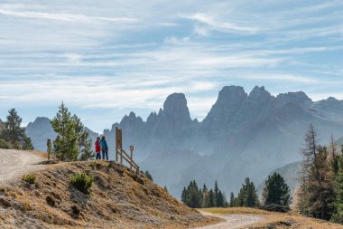 Schluderbach Carbonin, İtalya - 26 Ekim 2018: Fanes Sennes Prags Doğa Parkı yürüyüş alanı.