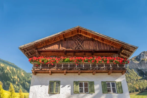 Traditionella Sydtyrolen Chalet Hus Dolomiterna — Stockfoto