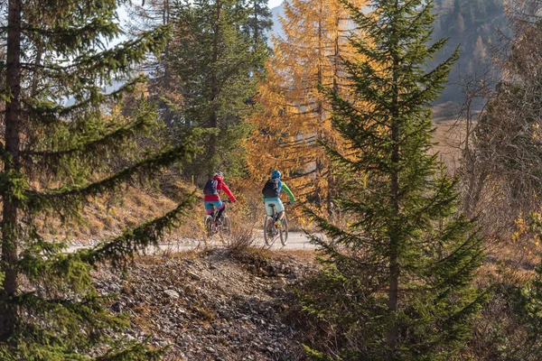 Two People Mountain Bikes Fanes Sennes Prags Nature Park Schluderbach — Stock Photo, Image