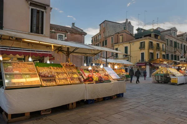 Venice Itália Outubro 2018 Bolsas Mercado Frutas Hortaliças Mercado Rua — Fotografia de Stock