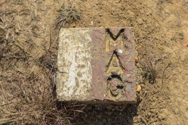 Phonsavan, Xiangkhouang, Laos temizlenmemiş bombalar gösteren kavanoz Plain içinde zemin üzerinde MAG işareti.