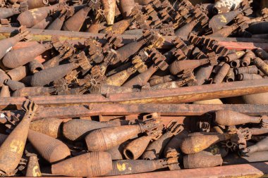 Paslı metal bomba kovanlarının detay görünümü ve Phonsavan 'da bulunan patlamamış mühimmat, Xieng Khouang Eyaleti, Laos.